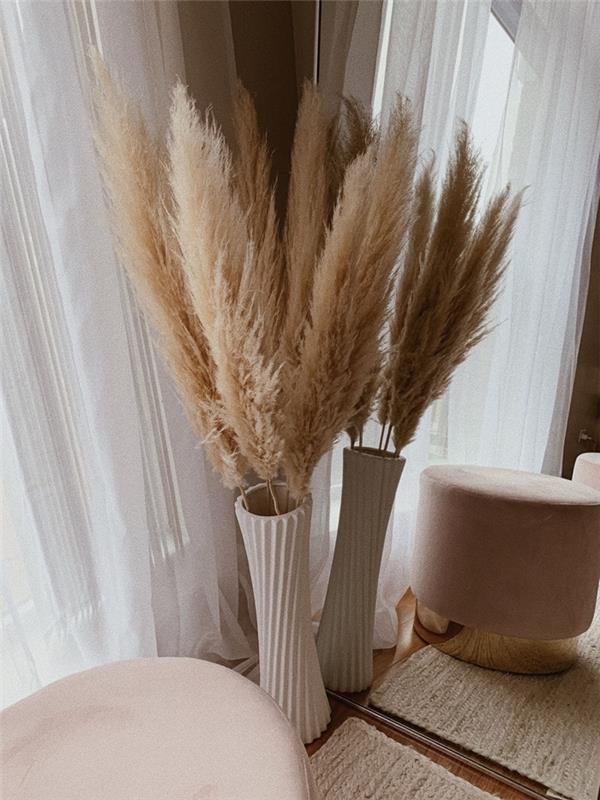 pampa vazo iç dekorasyon minimalist boho nesneler doğal elyaf rengi bej halı puf pudra pembe kadife