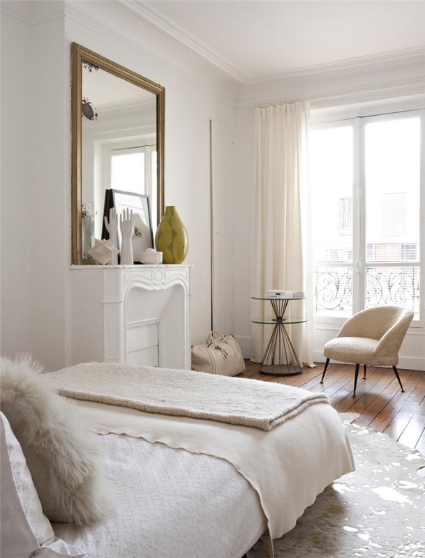 beyaz şömineli ve büyük pencereli vintage tasarım genç yatak odası, iç tasarımda pastel renkler