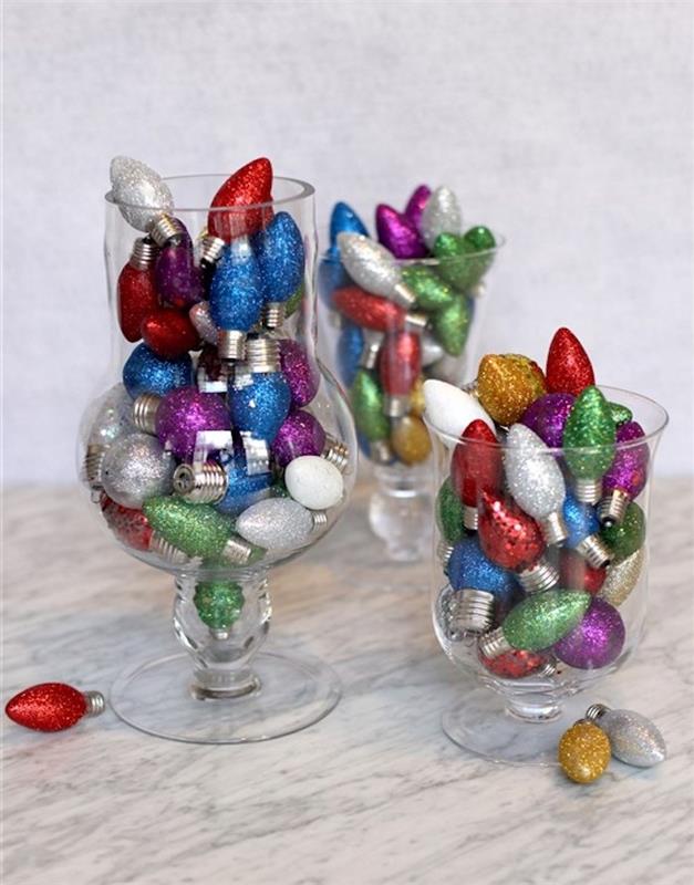 stiklo vaza, papuošta spalvingomis ir blizgančiomis elektros lemputėmis, kalėdinė puošmena, kad pasidarytumėte atgaivos