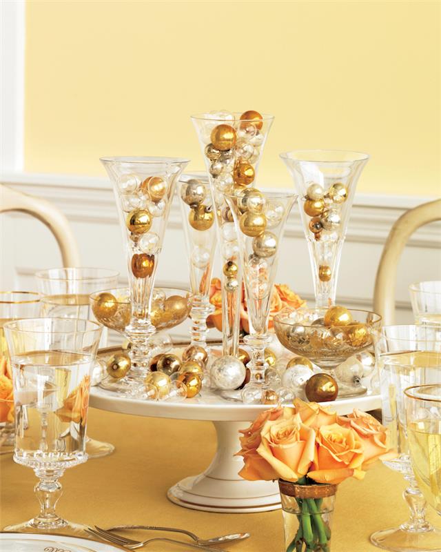 altın ve gümüş toplarla süslenmiş şeffaf vazolar, mini portakal çiçekleri buketi, orijinal merkez dekoru ile beyaz tepsi masa ortası