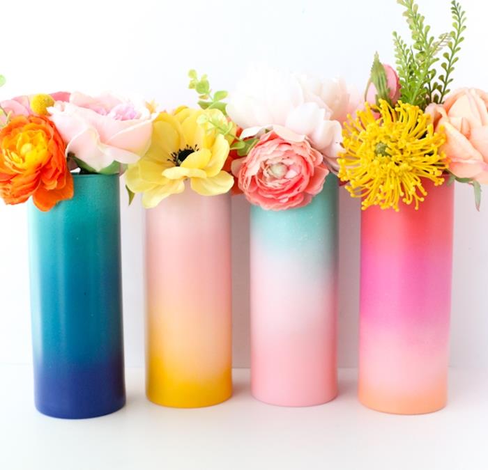 İçinde çiçekler bulunan çeşitli renklerde boyalarla süslenmiş gökkuşağı efektli renkli gölgeli vazo, yaratıcı etkinlik ve bir merkez parçası için dekorasyon
