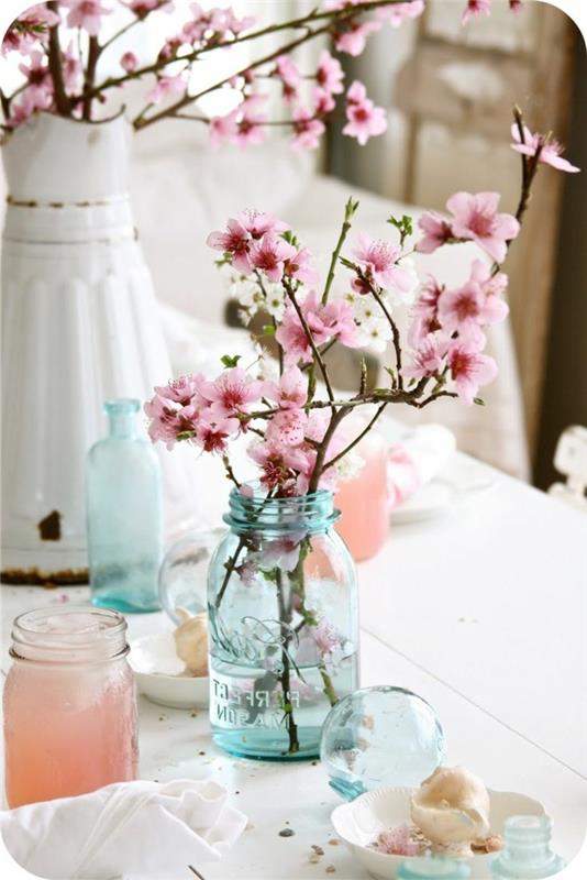Barattoli di vetro, vasi di fiori, centrotavola con fiori