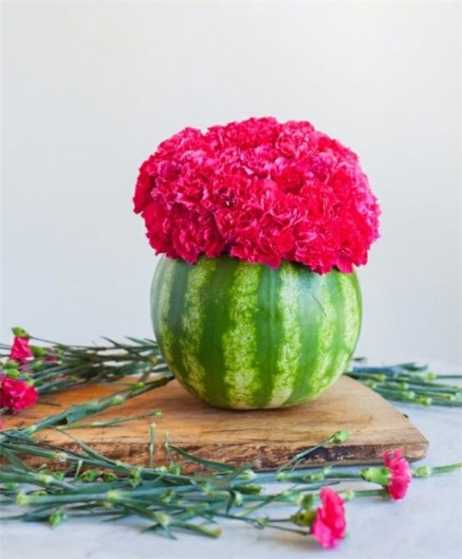 Idee lavoro fai da te con un cocomero intagliato e özel della polpa da essere utilizzato come vaso per fiori