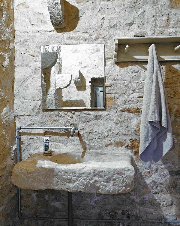 kopalnica s kamnitim umivalnikom v kamnu