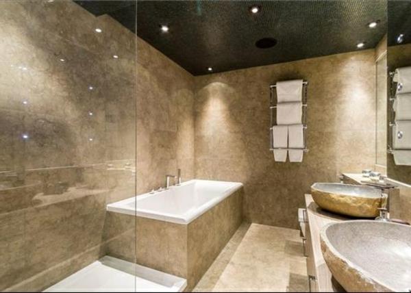 kamen-umivalnik-elegantna-kopalnica-črni-mozaik-strop