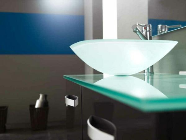 Asimetrik-cam-lavabo-modern-tasarımlar-banyoda