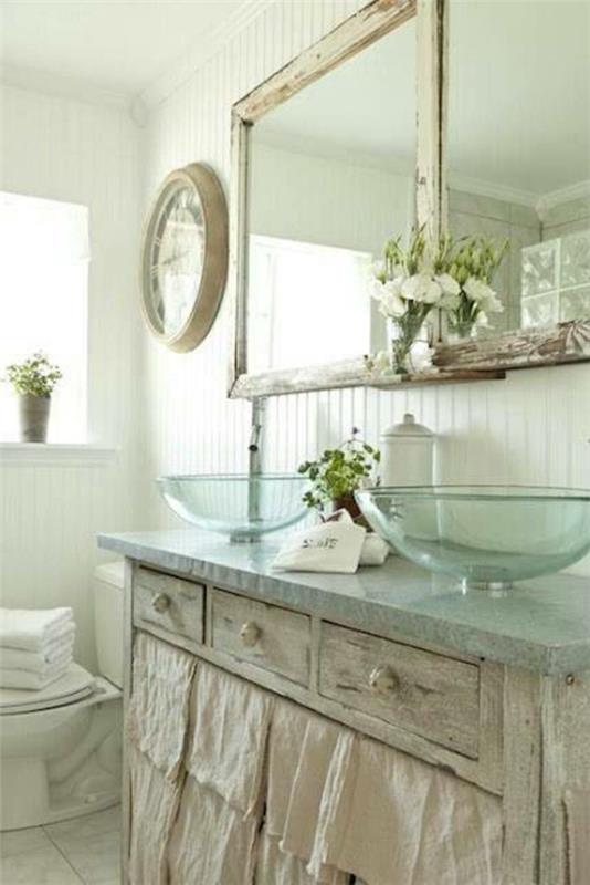 eski bir banyoda cam lavabo-çift cam lavabo