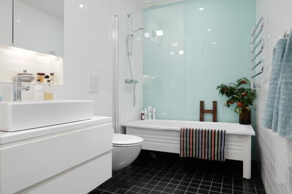 Impresivno-pravokotno-kopalniško-umivalnik-v-črno-beli barvi