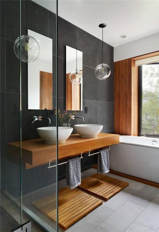 pilka-medinė-vonios-kriauklė-dviejų veidrodžių langas