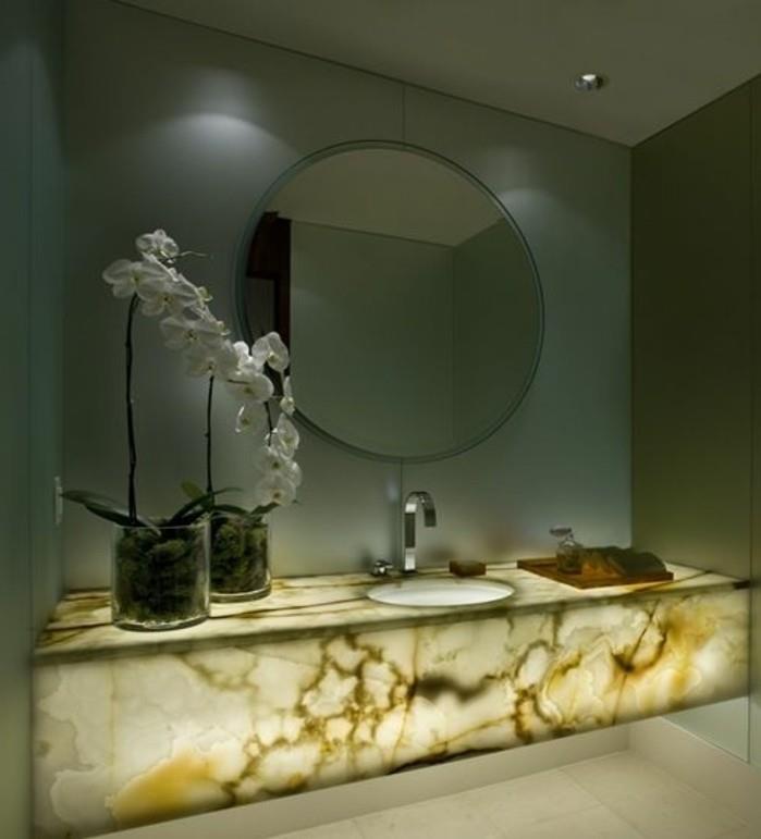 Prašmatnus-prašmatnus-vonios kambarys-kriauklė-apvalus veidrodis-plytelė