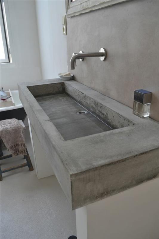 Vieno modernaus-pramoninio stiliaus pilko cemento-vonios kambario kriauklė