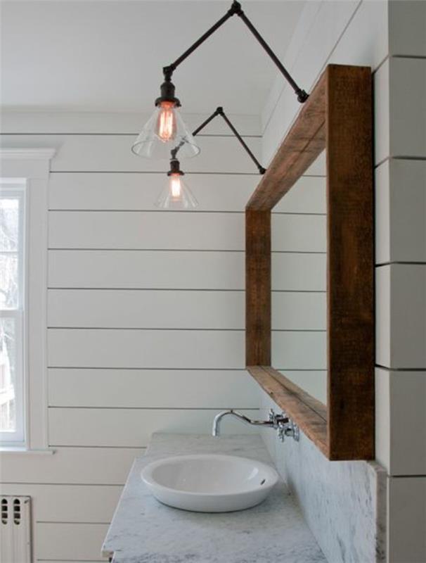 dviejų lempų veidrodis-medis-baltos plytelės-vonios kriauklė