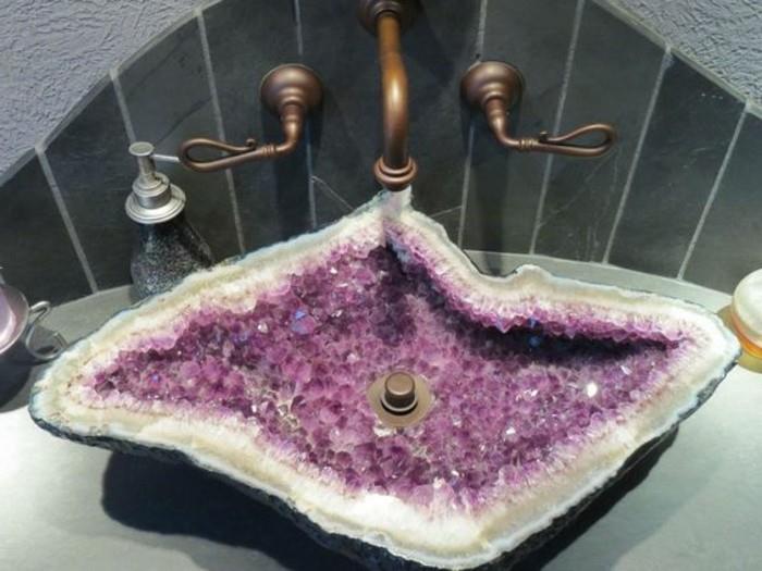 alyvinis-akmens-dore-metalo-vonios kriauklė