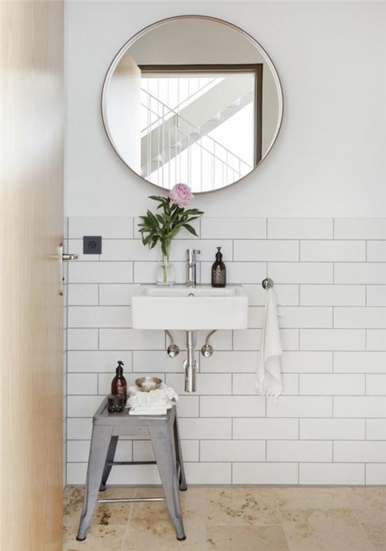 Vanity-vonios kambarys-veidrodis-kėdė-balta-gėlių plytelė