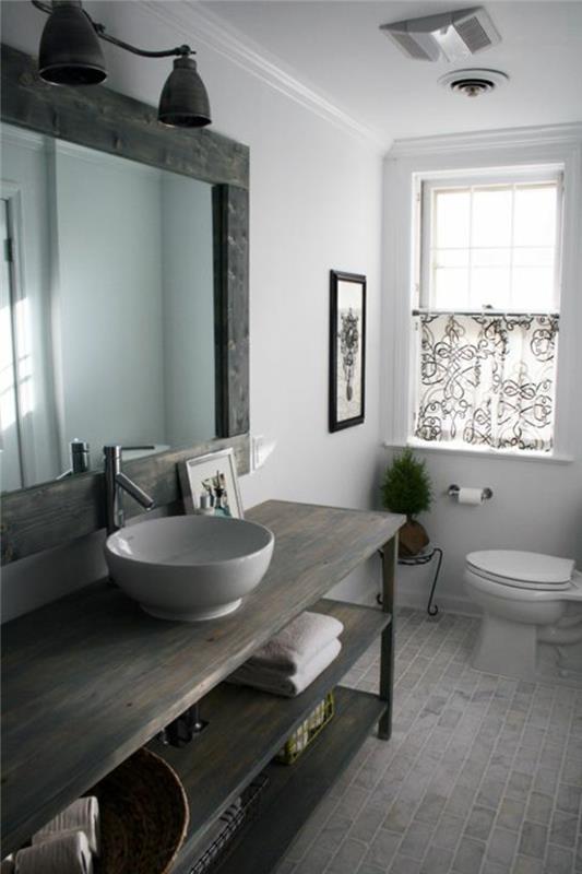 Pilkas veidrodis-vonios kambarys-kriauklė-medžio-marmuro langas