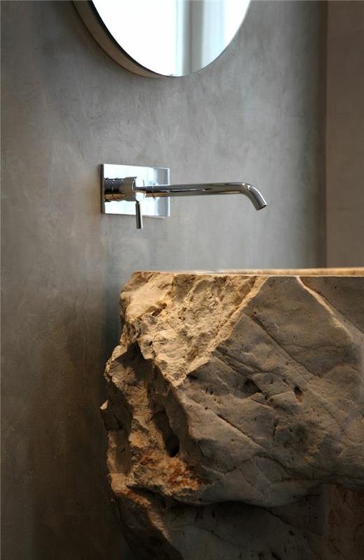 Akmuo-vonios kambarys-kriauklė-pilkos sienos-apvalus veidrodis
