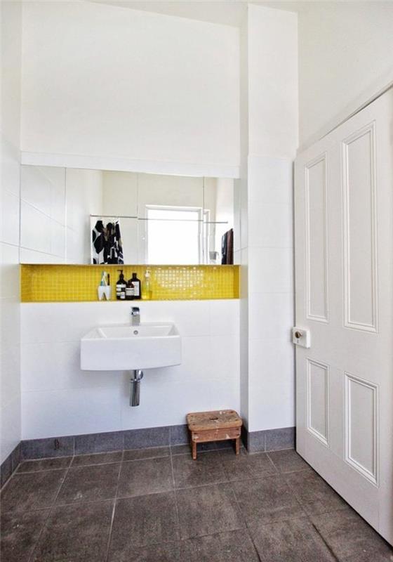 Sodobno oblikovana stenska kopalnica z umivalnikom in elegantno kopalnico