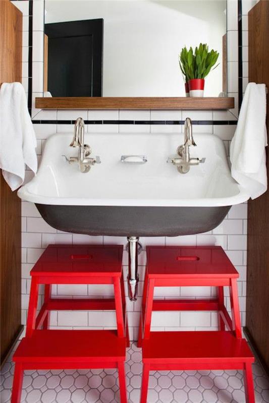 vintage-viseči umivalnik-z-rdečimi stoli spodaj