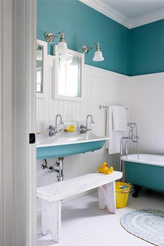 modro-vintage-stensko-obešen-umivalnik-v-modro-beli-kopalnici