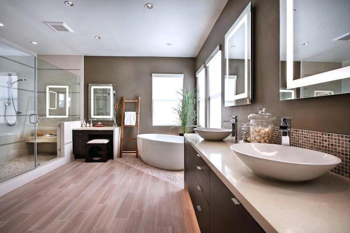 Küvet, iki lavabolu makyaj ünitesi, camdan yapılmış geniş bir kabinde duş, gri ve beyaz banyo tasarımı, güzel banyo aksesuarları