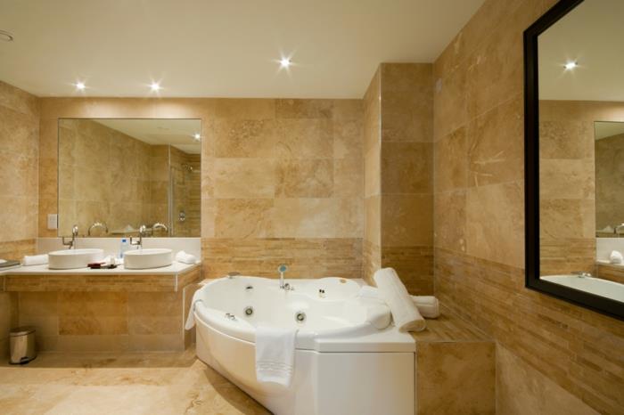 traverten banyo, iki duvar aynası, bej fayans, iki beyaz lavabo