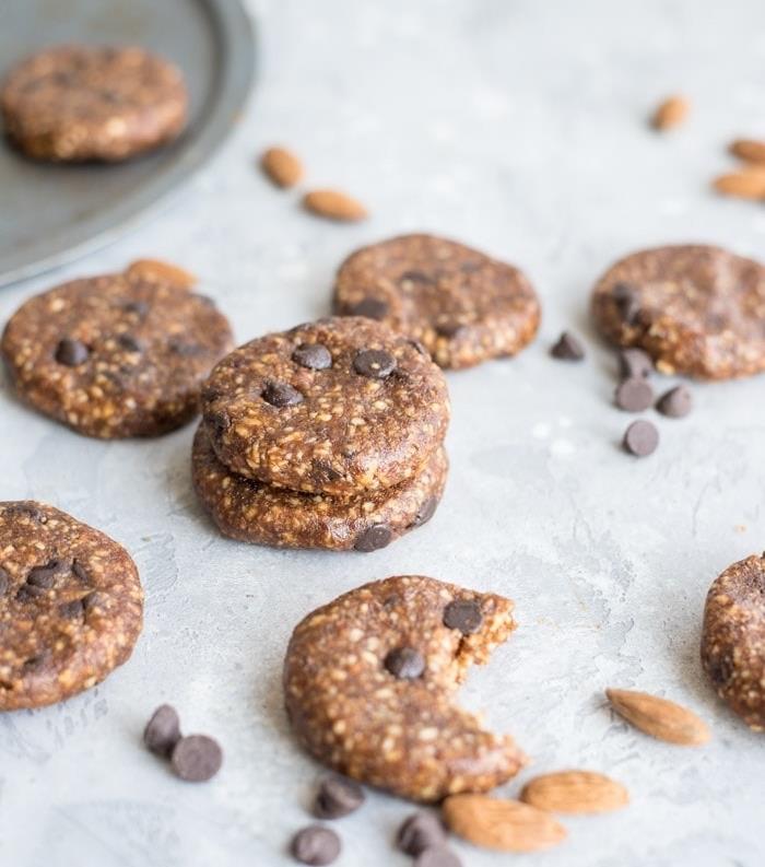 veganski kakavovi piškoti z mandlji, čokoladni čips, najboljši recept za čokoladne piškote, granitna plošča