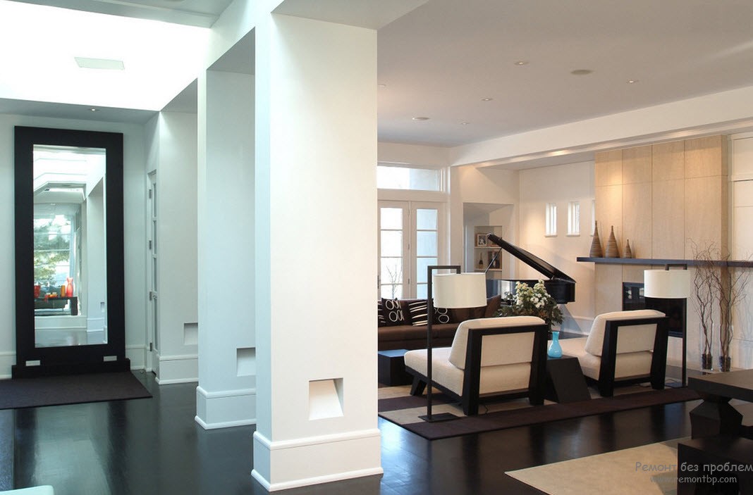 Una composición de columnas es una excelente herramienta para zonificar un pasillo y una sala de estar.