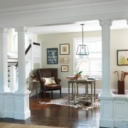 Interior clásico de la sala de estar con dos pares de columnas.