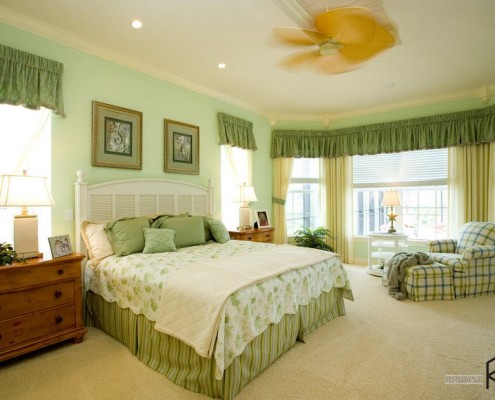 Acogedor dormitorio en tonos verdes