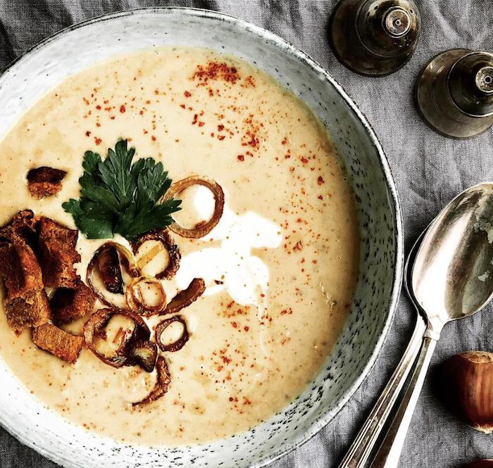 „Vellutate lighr“, „minestra frullata con pezzettini di pane“, „piatto guarnito con prezzemolo“