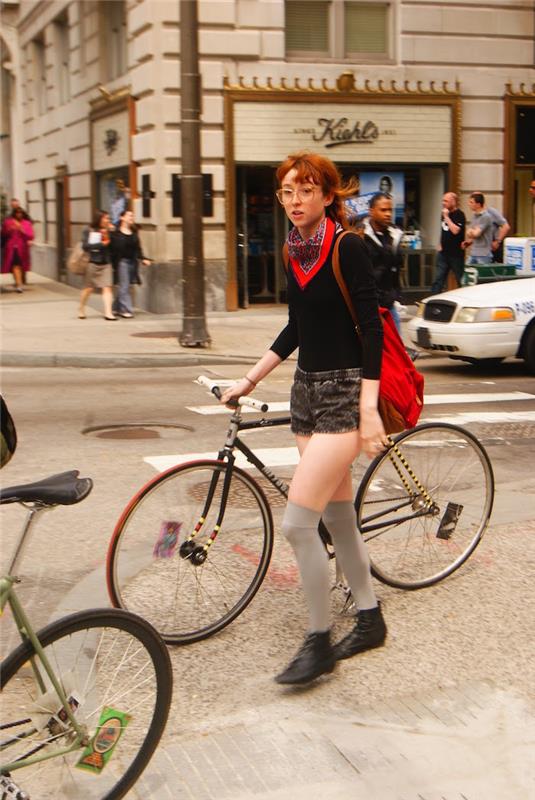 vintage hipster woman fixie bike outfit new york oblačila