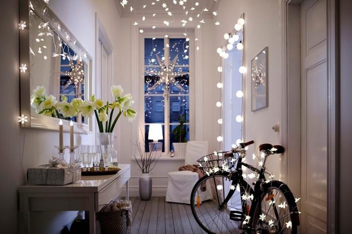 açık çelenkler ve beyaz çiçeklerle bir koridor nasıl dekore edilir, ahşap mobilyalar ve metalik gri vazo ile koridor düzeni
