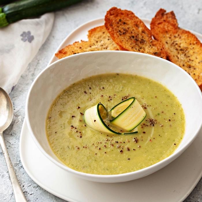 bučkina juha s čebulo, recept za bučke in čebulni velouté, postrežen s hrustljavim toastom