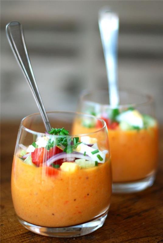 osvežujoč gazpacho recept iz paradižnika in paprike, postrežen v kozarcih