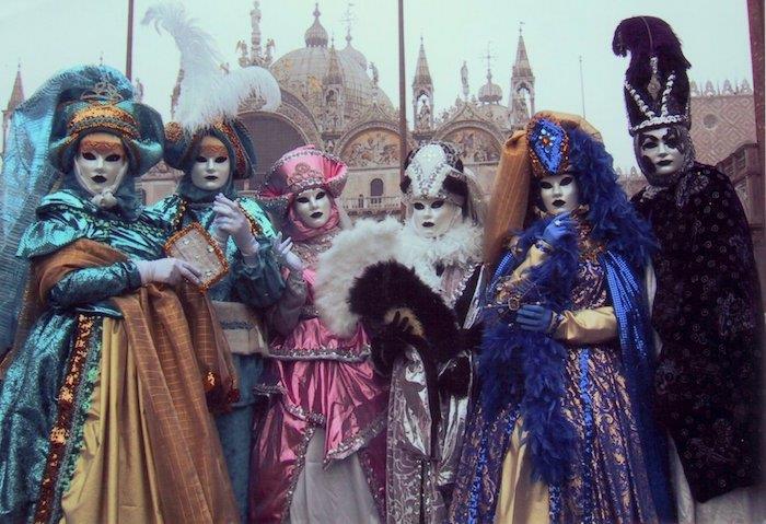 Venedik maskesi ve eski moda elbise, grup karnaval kılık, karnaval için şenlikli kıyafet fikri