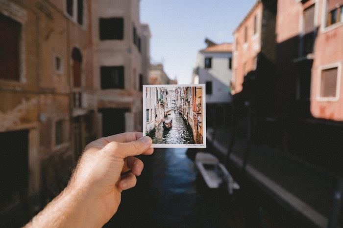 Polaroid fotoğraf ve gerçek hayat güzel manzara, güzel şehir manzarası, seyahat etme motivasyonu