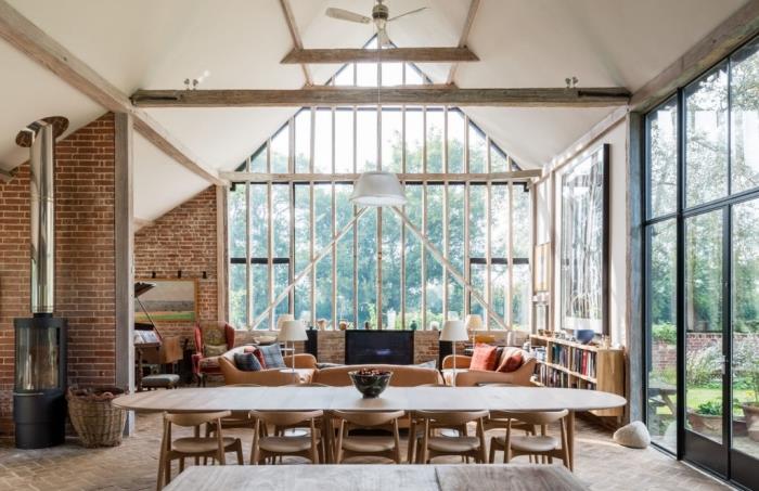 ahır yenileme projesi, kahverengi deri mobilya ve ahşap desenli beyaz ve ahşap tavanlı çatı katı oturma odası düzeni