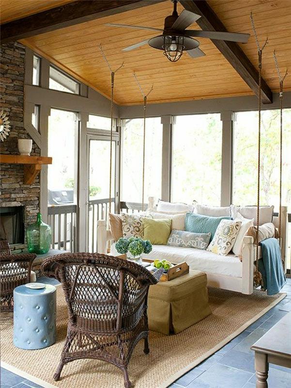 fan-design-leseni-stropni-kavč-pisane-blazine-rože-veliko-okno
