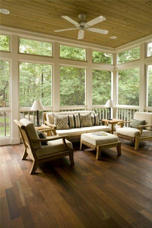 fan-design-strop-veranda-z-okni-leseni-stoli-bež-leseni-zofe
