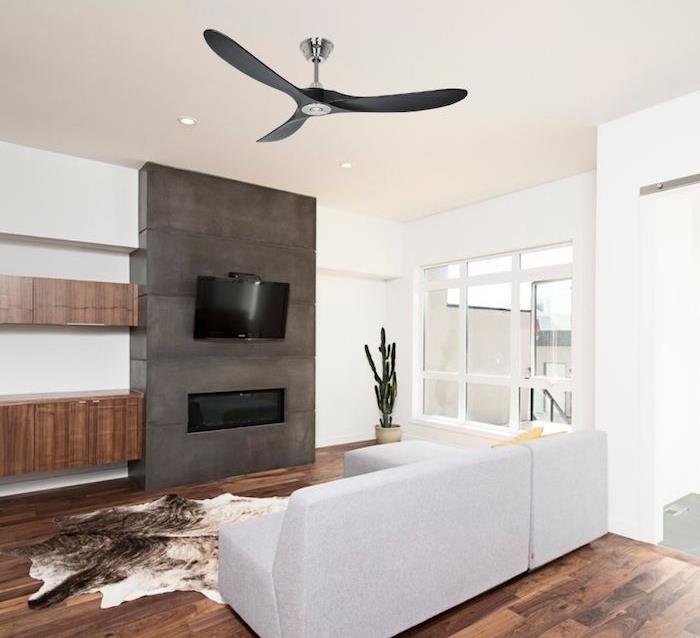 zamisel stropnega ventilatorja casafan o oblikovanju stropnega ventilatorja v dnevni sobi v čistem slogu s sivim belim kavčem modernim kaminom iz temnega lesa