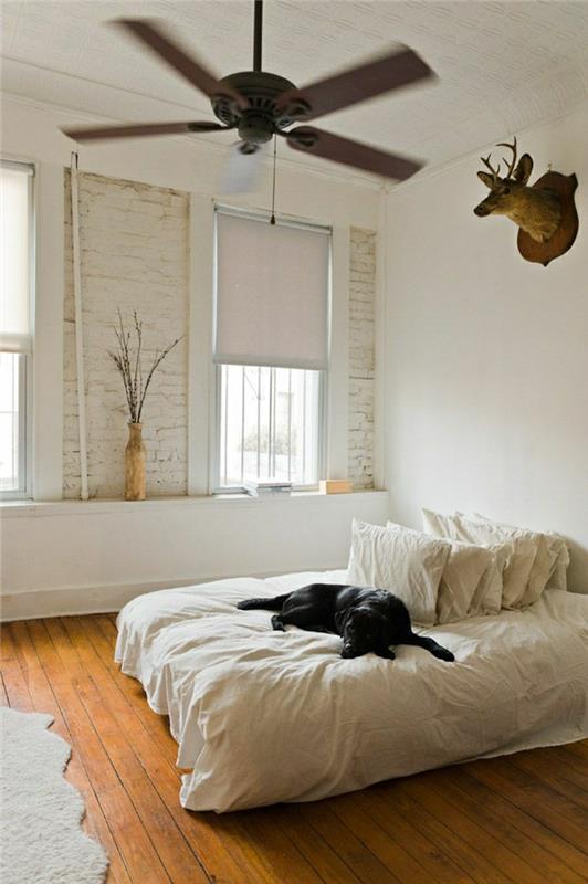 stropni ventilator-nenavaden-lestenec-spalnica-pes na stenah iz opeke