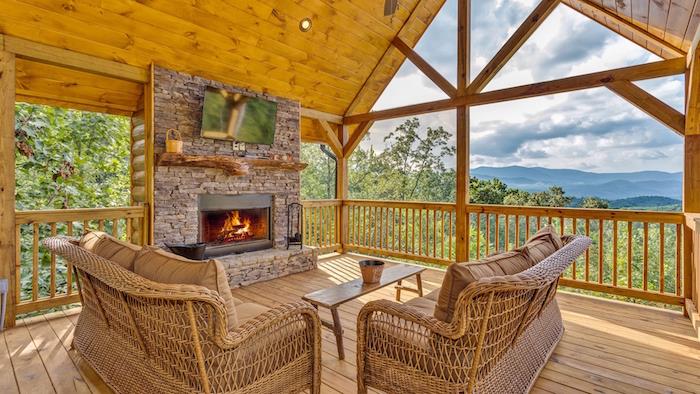 Velika zastekljena veranda s čudovitim razgledom, dnevna soba iz lesa in kamna, kamin s toplim ognjem, sodobna brunarica, prijetna lesena dekoracija spalnice