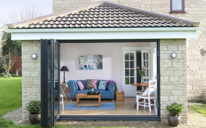 Šiuolaikinė veranda, sukurianti jaukią atmosferą, paprastą stilių ir nepakartojamą komfortą