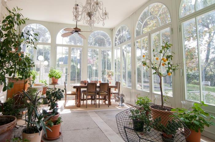 veranda-modernus-įlankos langai-prabangūs šviestuvai-labai elegantiška apdaila-sudaryta iš gėlių