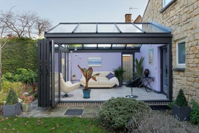 moderni-veranda-aliuminis-šiuolaikinė-veranda-modelis-personalizuota-violetinė-siena-balta-sofa-ir-fotelis