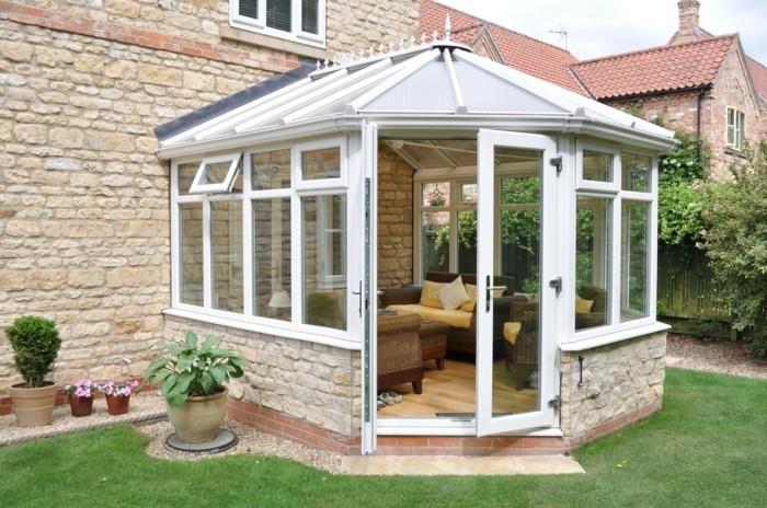 modernaus aliuminio verandos modelis-mažas-dvigubo stiklo veranda-jauki atmosfera-maža poilsio zona lauke