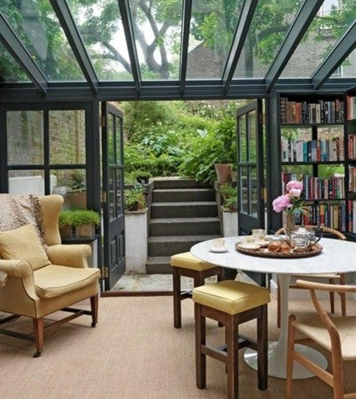 moderni veranda juodoje-atsipalaidavimo erdvė poilsiui ir skaitymui-senoviniai baldai, kurie nuostabiai puošia šią erdvę