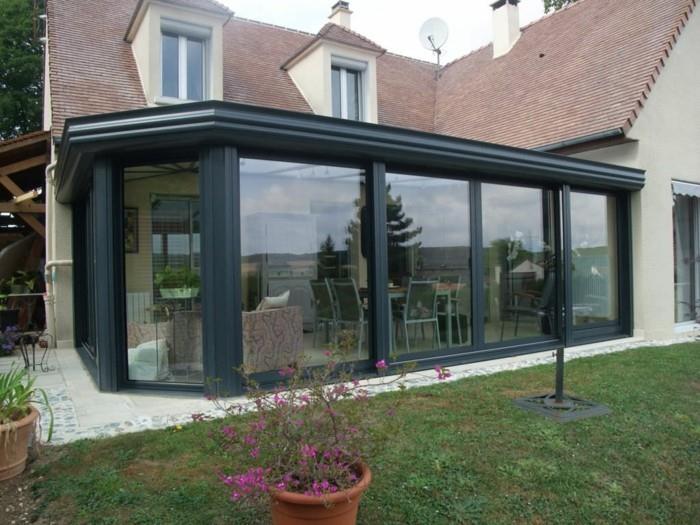 moderni veranda, kuri prideda šiuolaikiško prisilietimo prie šio klasikinio stiliaus namo juodos verandos aliuminio stikle