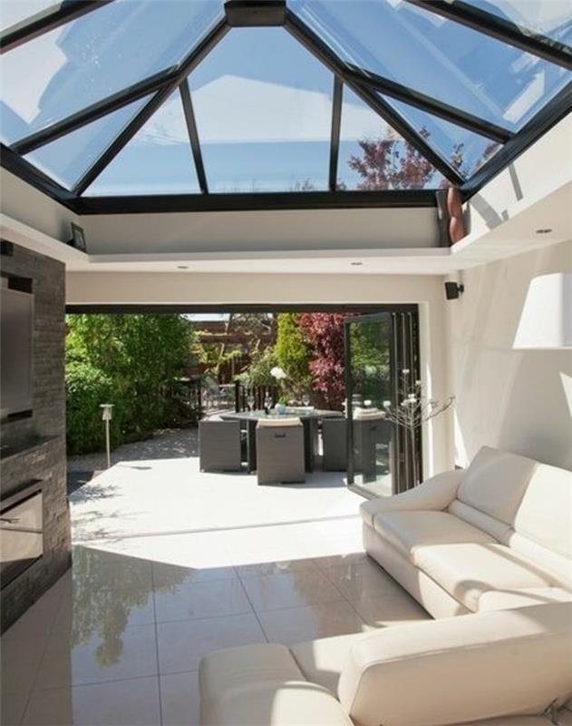 moderni veranda, iš kurios atsiveria vaizdas į stogą, sodą, stiklo veranda, balta sofa, puikus poilsio kampas