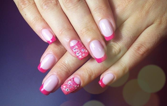 Model francoske manikure v roza izvedbi s pastelno roza osnovnim lakom in rožnatimi konicami fuschia